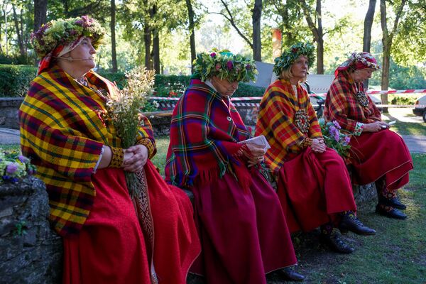 Жители Риги и гости столицы собрались на Кукушкиной горе для празднования Лиго - Sputnik Latvija