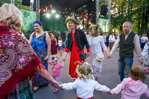 Жители Риги и гости столицы собрались на Кукушкиной горе для празднования Лиго Жители Риги и гости столицы собрались на Кукушкиной горе для празднования Лиго - Sputnik Латвия
