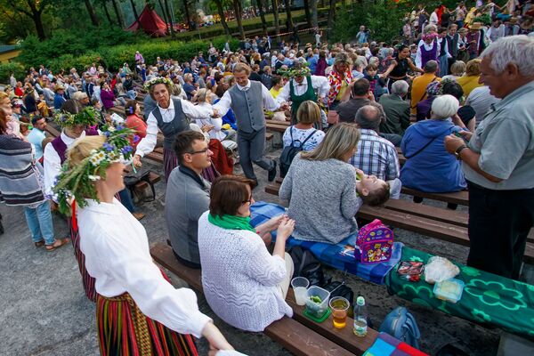 Жители Риги и гости столицы собрались на Кукушкиной горе для празднования Лиго - Sputnik Latvija