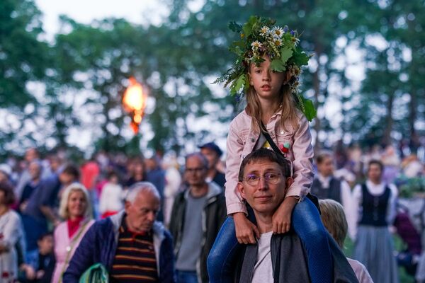 Жители Риги и гости столицы собрались на Кукушкиной горе для празднования Лиго Жители Риги и гости столицы собрались на Кукушкиной горе для празднования Лиго - Sputnik Латвия