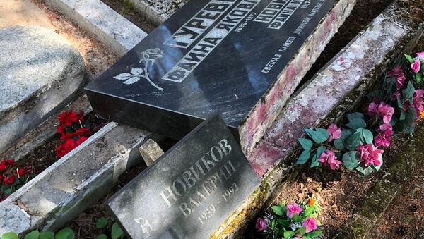 Перевернутые надгробия на еврейском кладбище Рахумяэ  - Sputnik Латвия