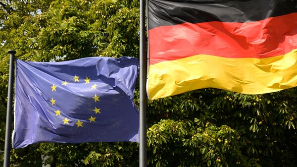 Eiropas Savienības un Vācijas karogi Berlīnē. Foto no arhīva - Sputnik Latvija