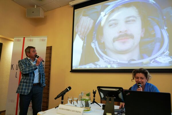 Команда смертников и русский язык в космосе: российский космонавт приземлился в Риге Команда смертников и русский язык в космосе: российский космонавт приземлился в Риге - Sputnik Латвия