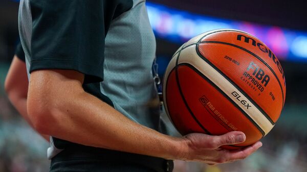 Баскетбольный мяч в руках судьи - Sputnik Латвия
