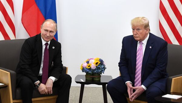 Президент России Владимир Путин и президент США Дональд Трамп в Осаке - Sputnik Латвия