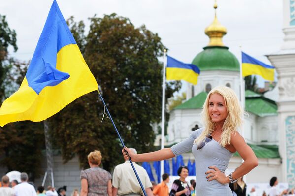 Участница VI фестиваля Парад вышиванок-2014 во время празднования Дня Независимости в Киеве. - Sputnik Латвия