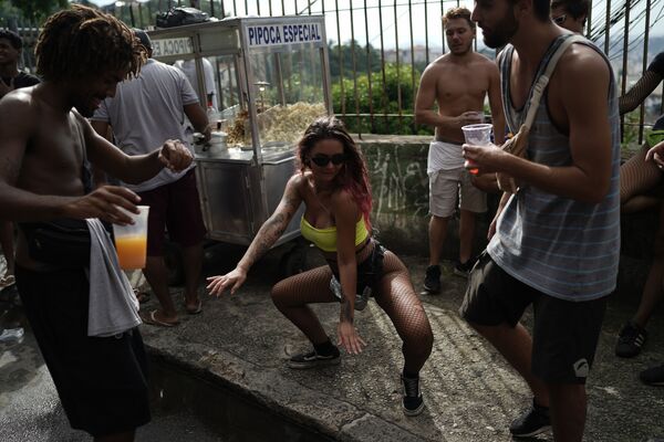 Девушка танцует во время уличного карнавала на улице в Рио-де-Жанейро, Бразилия - Sputnik Латвия