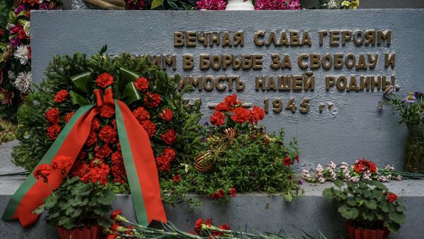 Посол Беларуси в Латвии Василий Маркович и дипломаты возложили цветы к воинской братской могиле на Покровском кладбище в Риге - Sputnik Латвия
