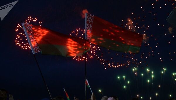 Праздничный салют на День Независимости в Минске - Sputnik Латвия