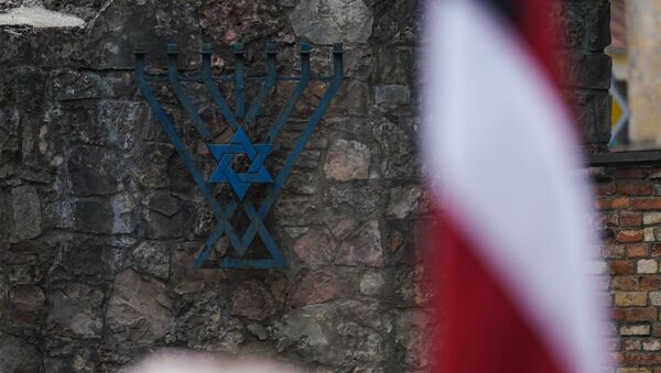 Траурное мероприятие у стен сгоревшей Рижской хоральной синагоги в День памяти жертв геноцида еврейского народа - Sputnik Latvija