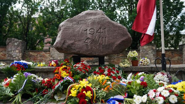 Траурное мероприятие у стен сгоревшей Рижской хоральной синагоги в День памяти жертв геноцида еврейского народа - Sputnik Latvija
