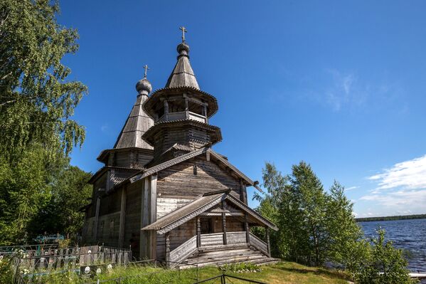 Памятник Архитектуры федерального значения церковь Петра и Павла (1605 г.) в деревне Челмужи на берегу Онежского озера в Республики Карелия Памятник Архитектуры федерального значения церковь Петра и Павла (1605 г.) в деревне Челмужи на берегу Онежского озера в Республики Карелия - Sputnik Латвия