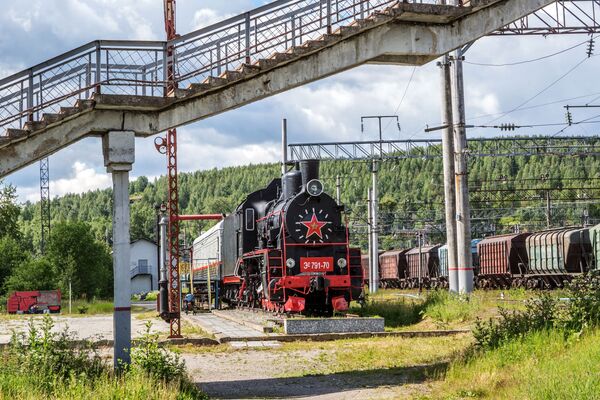 Монумент со старинным паровозом на вокзале в городе Медвежьегорск Республики Карелия - Sputnik Латвия