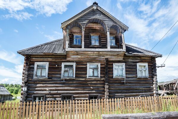 Старинный жилой деревянный дом в деревне Пяльма Пудожского района Республики Карелии - Sputnik Латвия