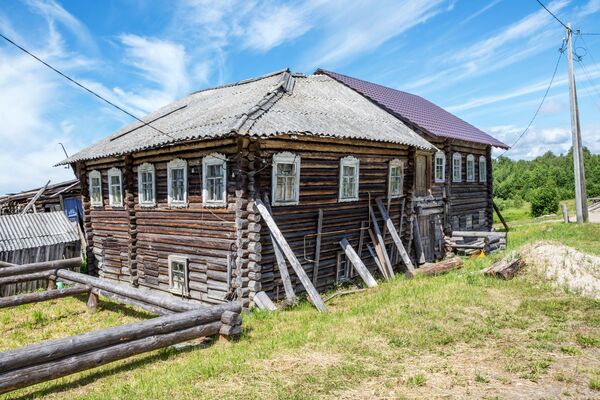 Старинный жилой деревянный дом в деревне Пяльма Пудожского района Республики Карелия - Sputnik Латвия