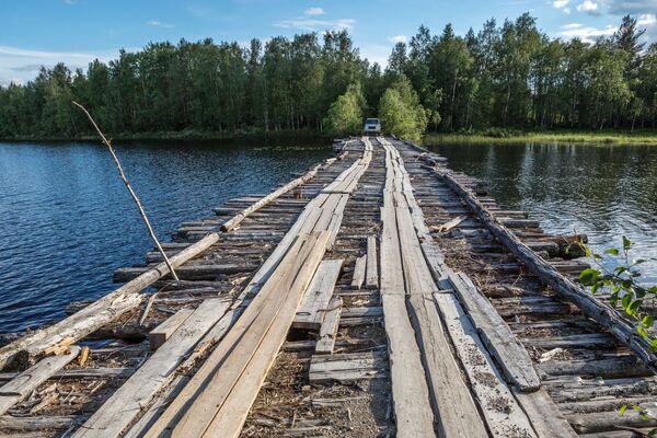 Старинный мост через залив Лазоревского озера в Медвежьегорском районе Республики Карелия - Sputnik Латвия