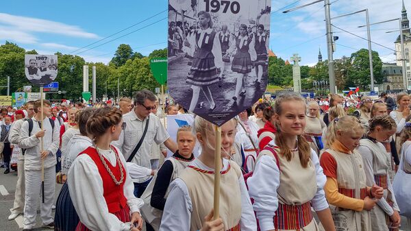 Участники шествия из Ляанемаа шли с историческими табличками - Sputnik Latvija