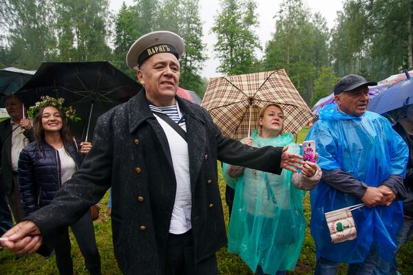 Участники встречи на Кургане дружбы, разделенные границей, вместе исполнили песню Катюша - Sputnik Латвия