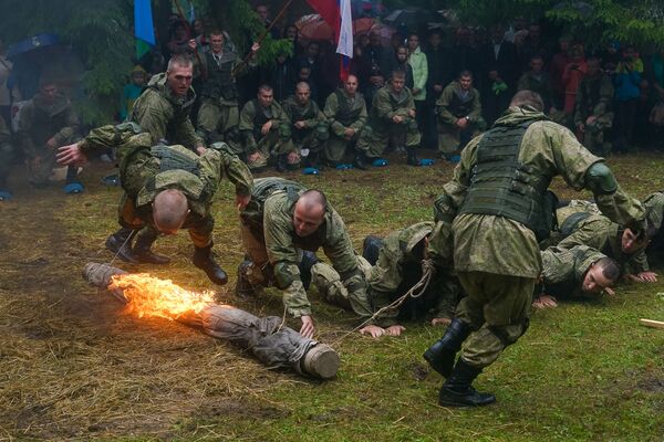Показательные выступления псковских десантников на Кургане дружбы - Sputnik Латвия