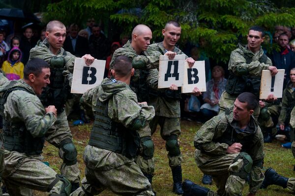 Показательные выступления псковских десантников на Кургане дружбы Показательные выступления псковских десантников на Кургане дружбы - Sputnik Латвия