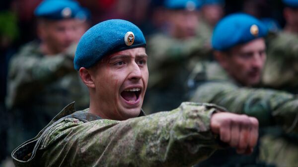 Показательные выступления псковских десантников на Кургане дружбы - Sputnik Latvija