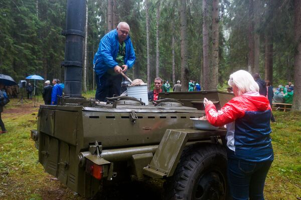 Полевая кухня готовится накормить ветеранов и гостей мероприятия - Sputnik Латвия
