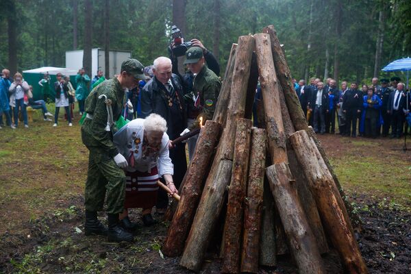 Шестьдесят лет на Кургане дружбы: летопись победителей и партизанские костры Шестьдесят лет на Кургане дружбы: летопись победителей и партизанские костры - Sputnik Латвия
