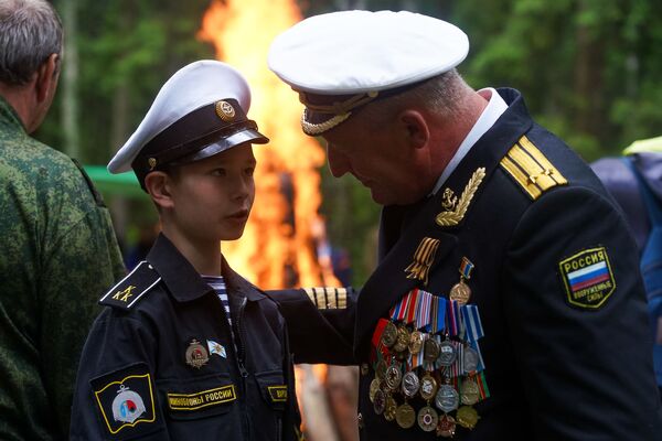 Кронштадский кадет беседует с морским офицером - Sputnik Латвия