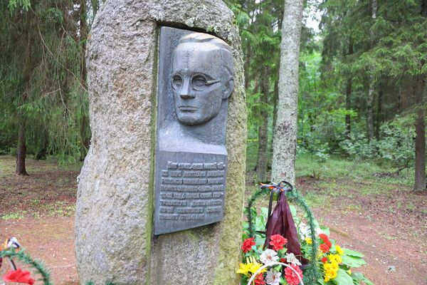 Памятник латышскому партизану Иманту Судмалису Памятник латышскому партизану Иманту Судмалису - Sputnik Латвия