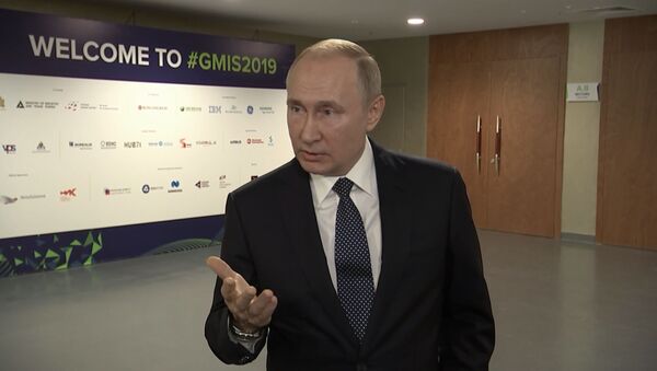 Реакция Путина на оскорбления грузинского журналиста - видео - Sputnik Латвия