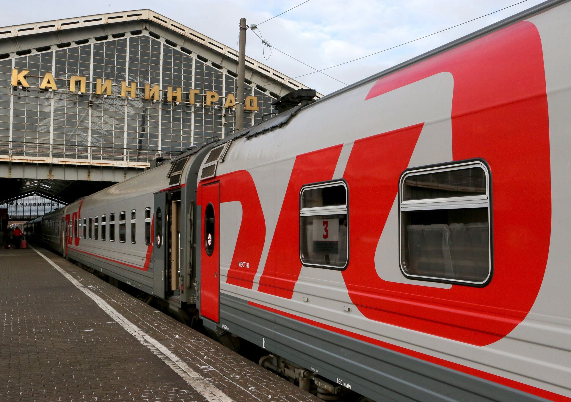 Фирменный поезд Янтарь, следующий по маршруту Москва-Калининград, на Южном вокзале Калининграда - Sputnik Латвия, 1920, 07.09.2023