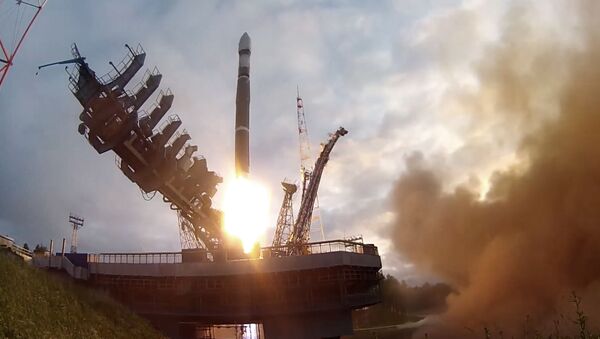 Старт ракеты Союз-2.1В с военными спутниками - кадры пуска - Sputnik Латвия