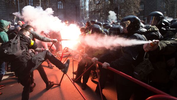 Столкновения между националистами и сотрудниками полиции возле здания администрации президента Украины в центре Киева - Sputnik Латвия