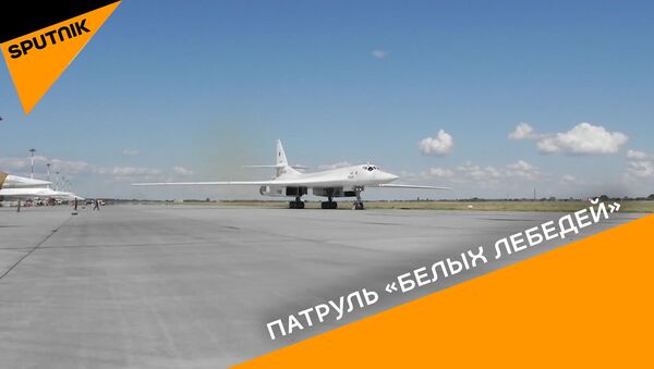 Плановый полет ракетоносцев Ту-160 над Балтикой взбудоражил НАТО - видео - Sputnik Латвия