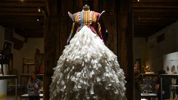 Платье с юбкой из пластиковых пакетов от основателя Ассамблеи неукрощенной моды Бруно Бирманиса - Sputnik Латвия