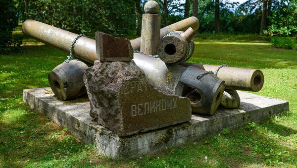 Русские пушки, найденные на месте монумента императору Петру Великому на территории бывшего летнего лагеря войск рижского гарнизона в Саласпилсе - Sputnik Латвия