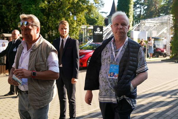 Эстрадный певец и танцовщик Борис Моисеев, находящийся в Юрмале на отдыхе, также посетил первый день фестиваля  - Sputnik Латвия