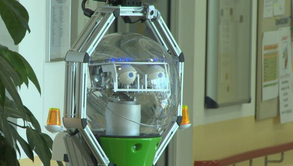 Голубоглазый робот-сиделка развлекал пациентов клиники для престарелых - Sputnik Латвия