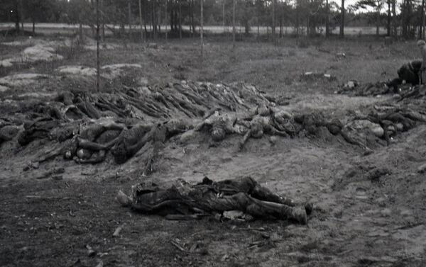 Тела узников концлагеря, обнаруженные при вскрытии могил старого Гарнизонного кладбища (фото 1944 г.) - Sputnik Латвия