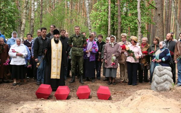 Перезахоронение останков узников Саласпилсского концлагеря 12 мая 2009 г. - Sputnik Латвия