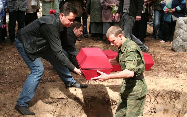 Перезахоронение останков узников Саласпилсского концлагеря 12 мая 2009 г. - Sputnik Латвия