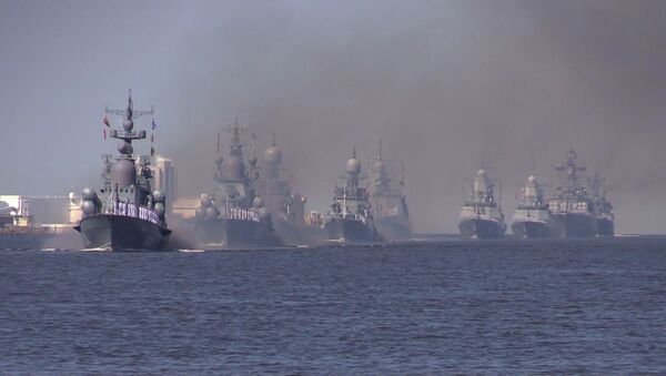 Видео - боевые корабли и подлодка на репетиции парада ВМФ в Кронштадте - Sputnik Латвия
