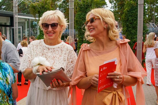 Гости заключительного дня фестиваля Лаймы Вайкуле прибывают на концерт - Sputnik Латвия