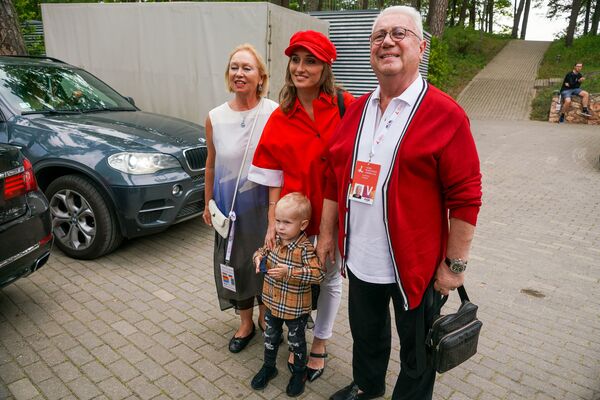 Юморист Владимир Винокур тоже пришел на закрытие фестиваля с семьей - Sputnik Латвия