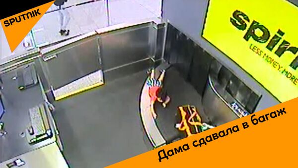 Ребенок улизнул от матери в аэропорту - видео - Sputnik Латвия