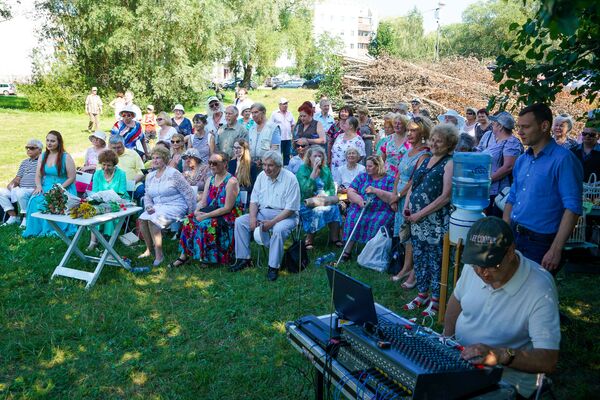 Прогулка по аллее Пикуля: как Рига чествует прославленного писателя Прогулка по аллее Пикуля: как Рига чествует прославленного писателя - Sputnik Латвия