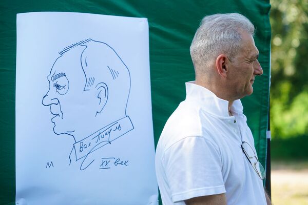 Прогулка по аллее Пикуля: как Рига чествует прославленного писателя Прогулка по аллее Пикуля: как Рига чествует прославленного писателя - Sputnik Латвия
