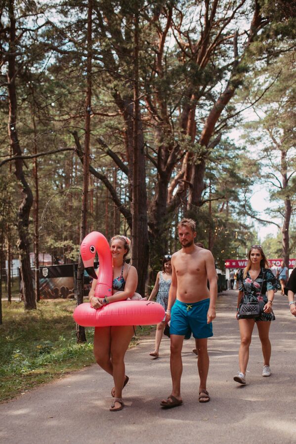 На время фестиваля улицы города Салацгрива наводняет колоритная публика - Sputnik Латвия