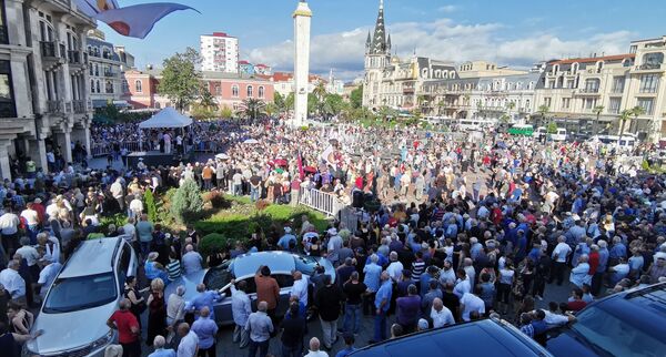 Несколько тысяч человек на митинге в курортном городе Батуми потребовали от властей Грузии наладить отношения с Россией - Sputnik Латвия