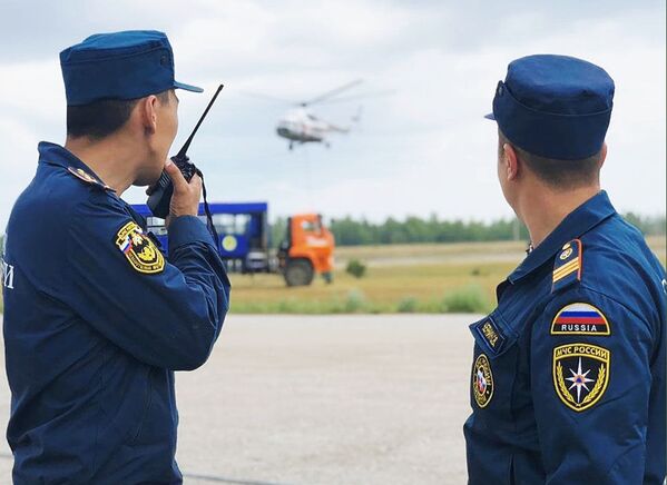 Сотрудники МЧС РФ прибыли для ликвидации лесных пожаров в Якутии Сотрудники МЧС РФ прибыли для ликвидации лесных пожаров в Якутии - Sputnik Латвия